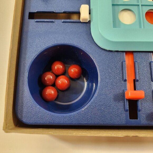 Stay Alive Board Game Milton Bradley Canada Bilingual Version COMPLETE Vtg - Picture 2 of 14